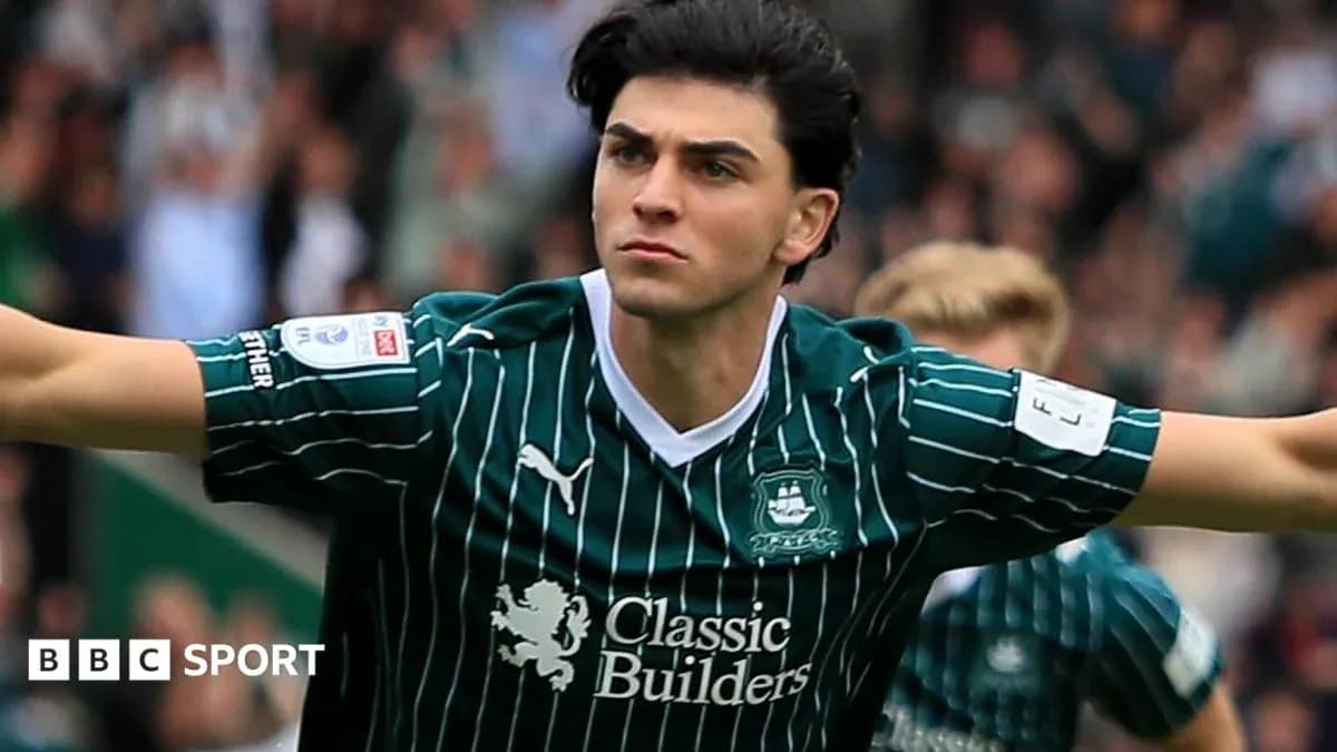 Joueur célébrant un but avec les bras levés