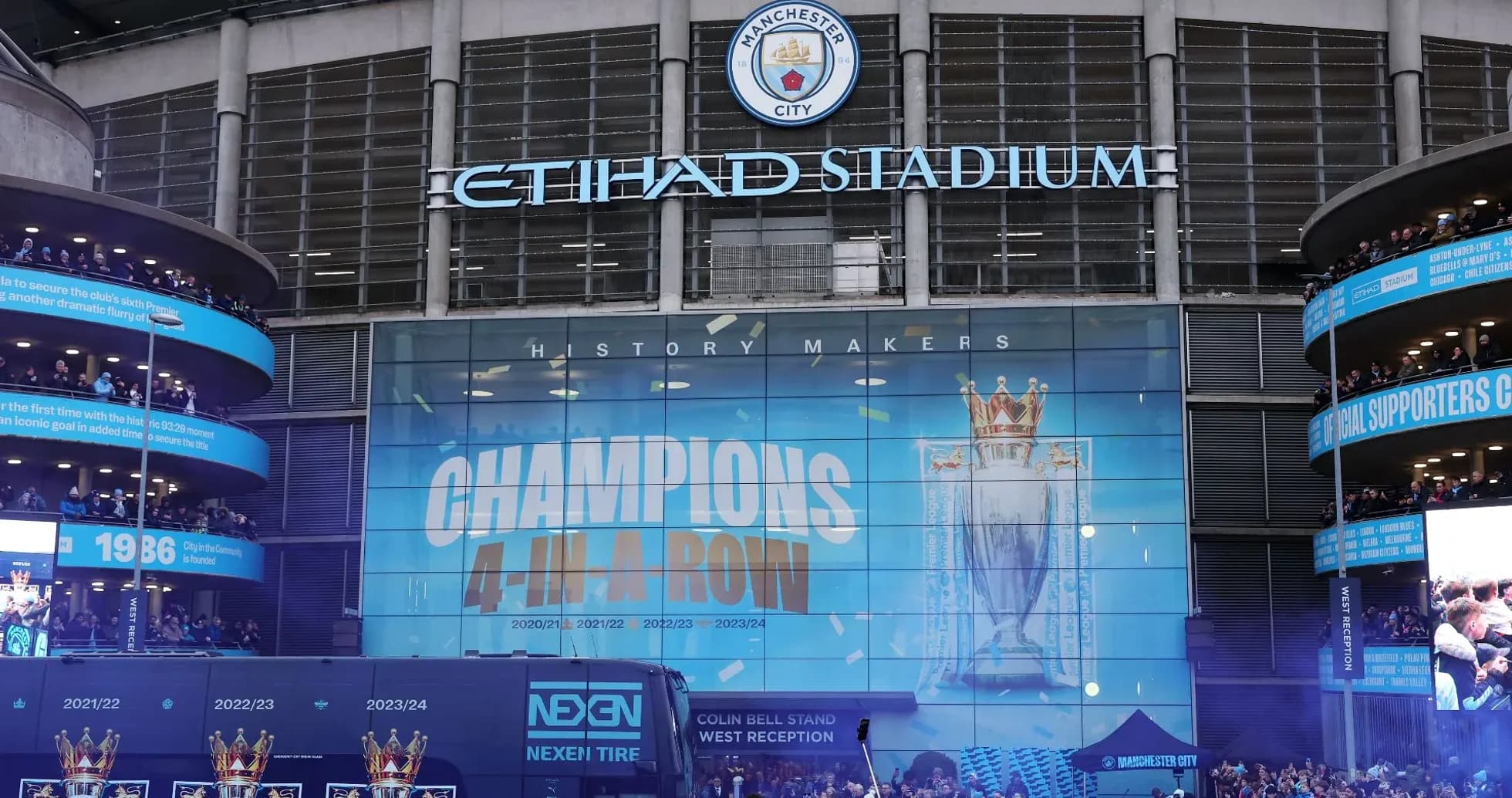 Édifice de l'Etihad Stadium avec des fans célébrant