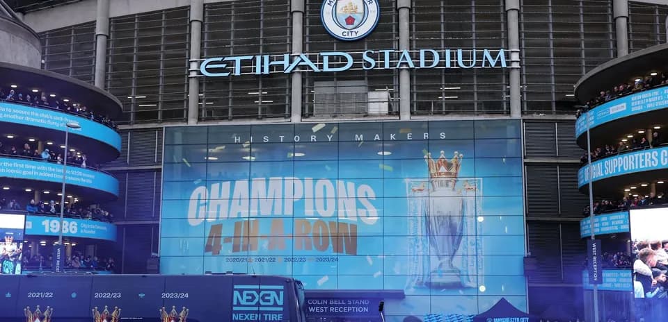 Édifice de l'Etihad Stadium avec des fans célébrant