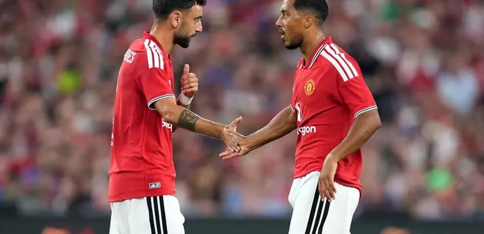 Deux joueurs de Manchester United se serrant la main
