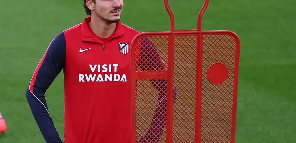 Joueur d'Atlético de Madrid devant un mannequin d'entraînement