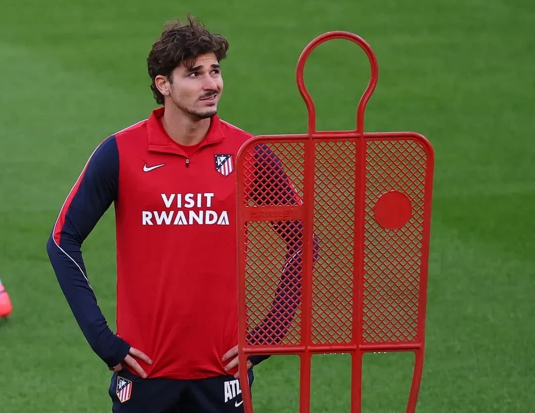 Joueur d'Atlético de Madrid devant un mannequin d'entraînement