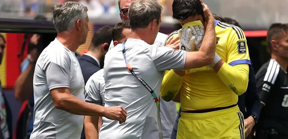 Entraîneur consolant le gardien après un match