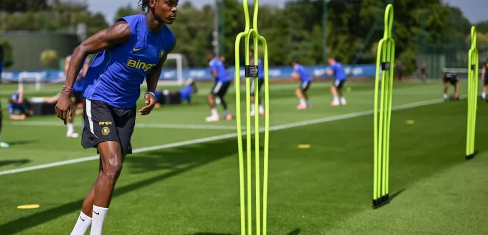 Joueur courant entre des plots d'entraînement sur le terrain