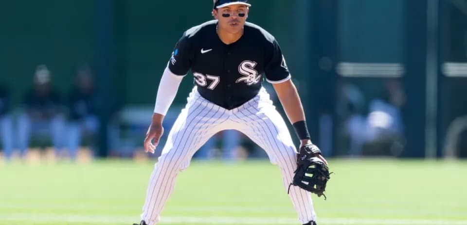 Joueur en position de défense sur le terrain de baseball