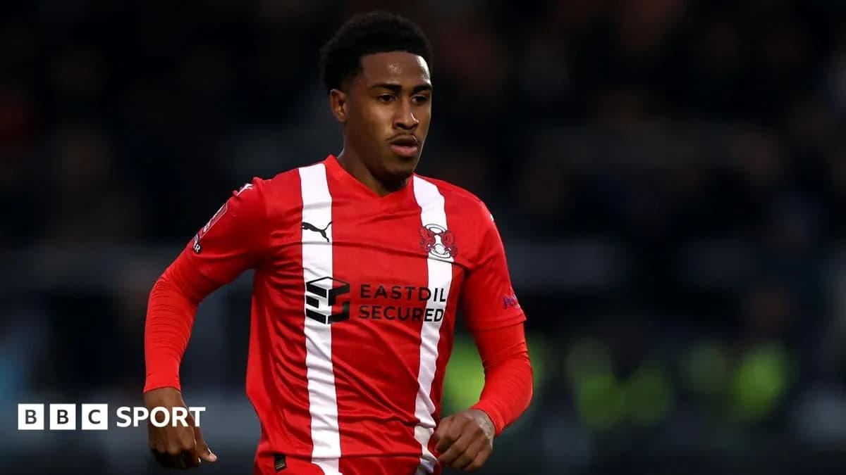Joueur de football en maillot rouge courant sur le terrain