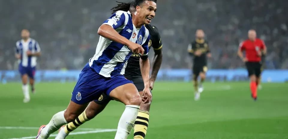Joueur du FC Porto dribblant un adversaire sur le terrain