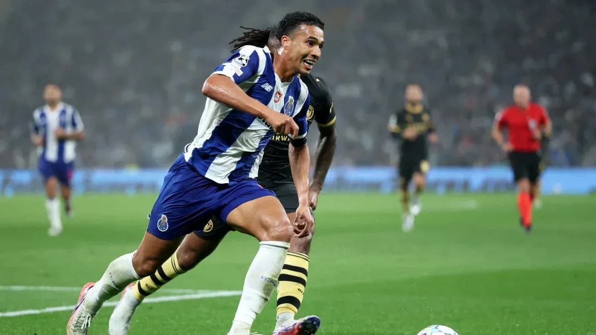 Joueur du FC Porto dribblant un adversaire sur le terrain