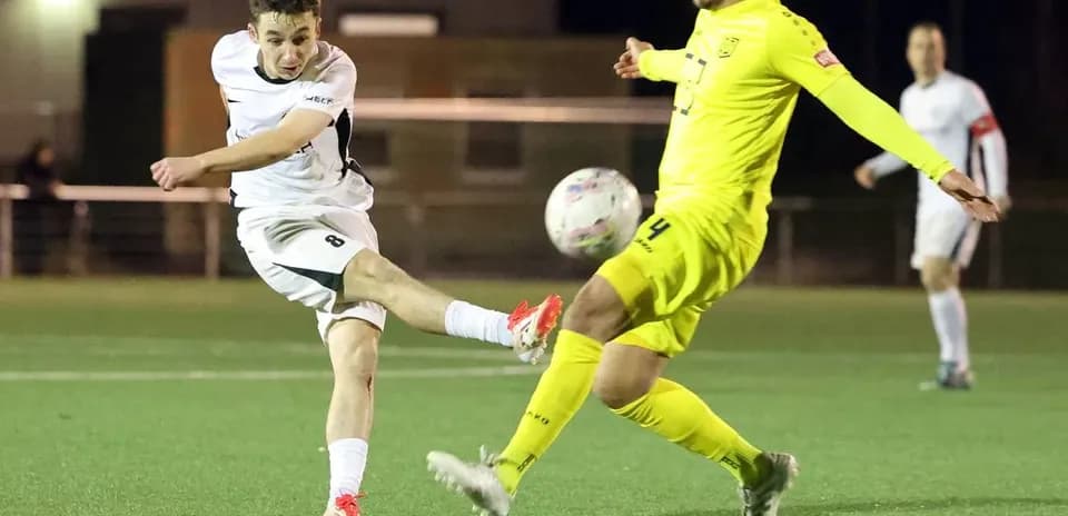 Joueur tirant pendant un match de football