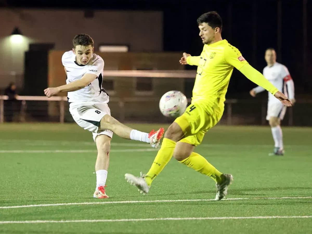 Joueur tirant pendant un match de football