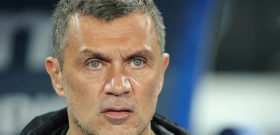 Entraîneur observant le match depuis le banc