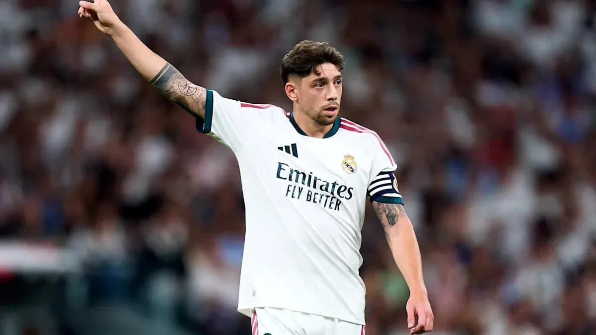 Joueur de football levant le bras sur le terrain