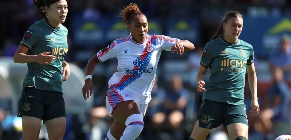 Joueuses en action lors d'un match de football
