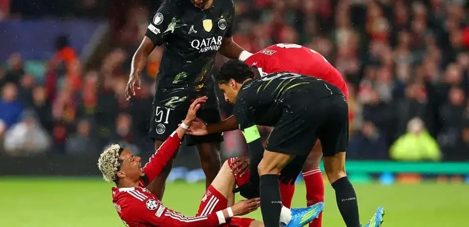 Joueur blessé aidé par ses coéquipiers sur le terrain