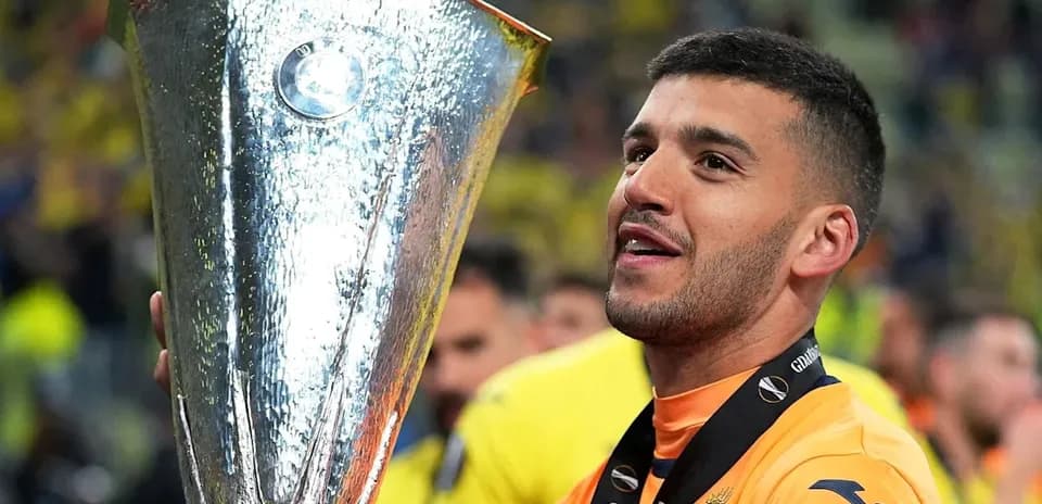Joueur célébrant avec le trophée de l'Europa League