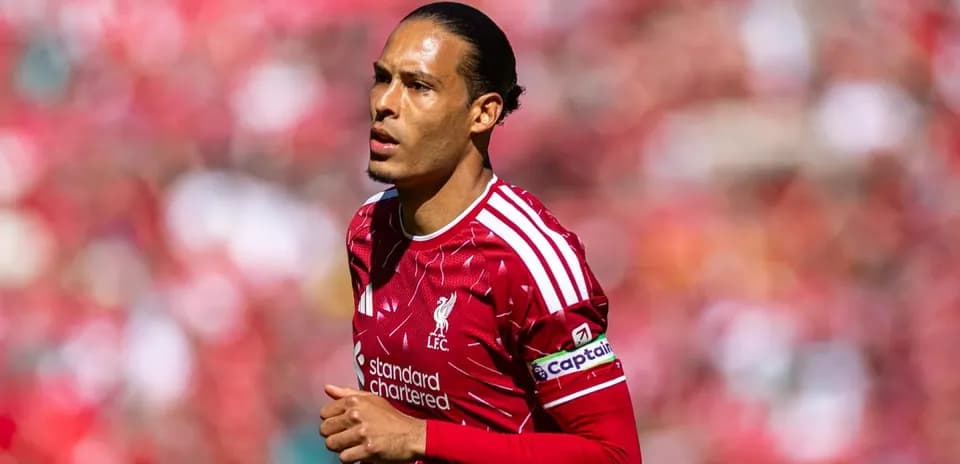 Joueur de Liverpool en tenue rouge sur le terrain