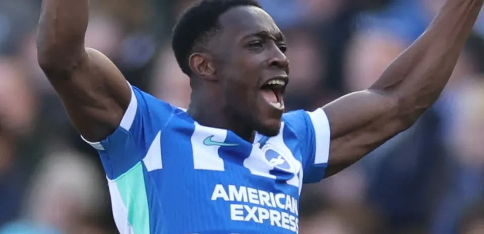 Joueur célébrant un but avec enthousiasme