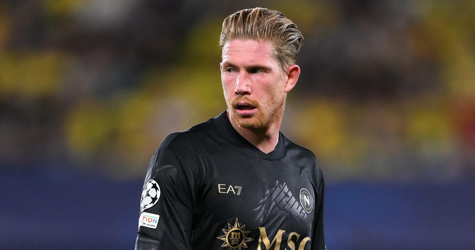 Joueur en maillot noir de Naples lors du match