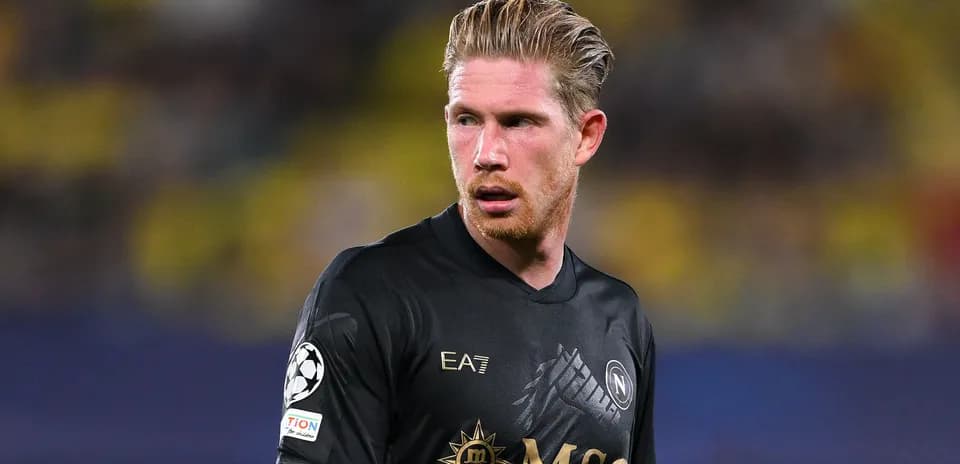Joueur en maillot noir de Naples lors du match