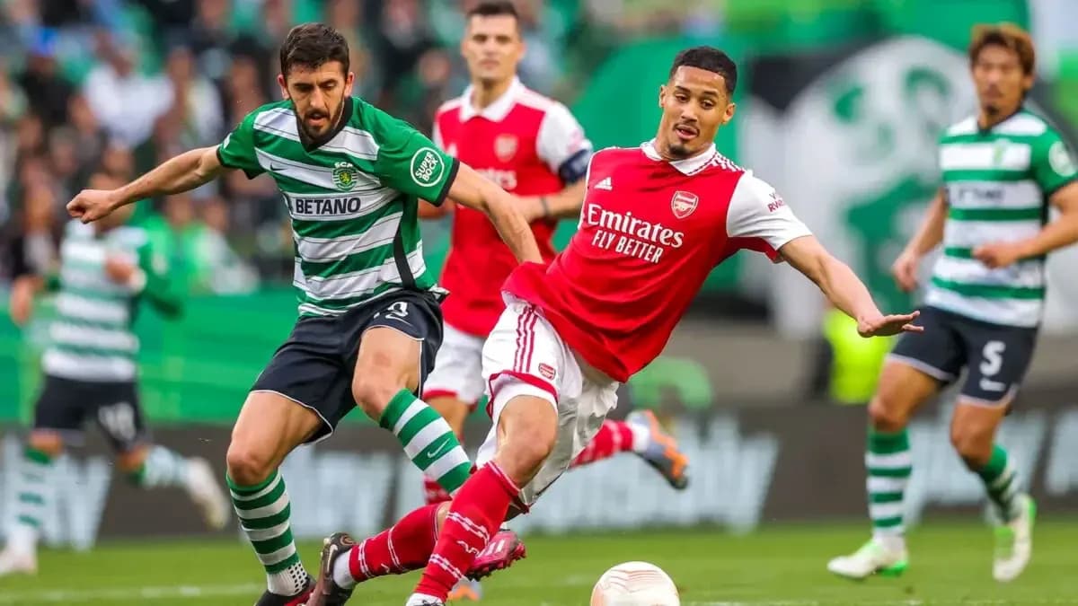 Un joueur d'Arsenal affrontant un joueur du Sporting CP