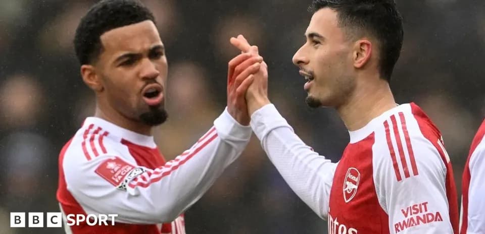 Joueurs d'Arsenal se félicitant après un but