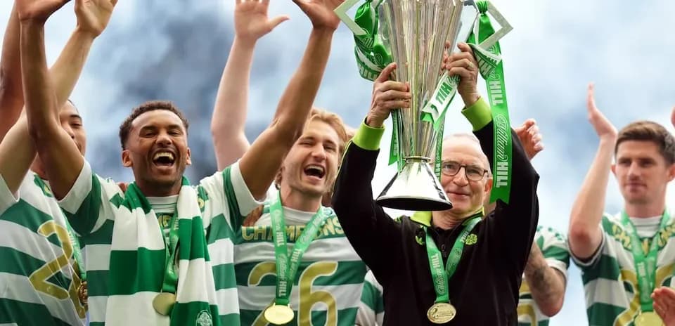 Joueurs de Celtic célébrant avec le trophée
