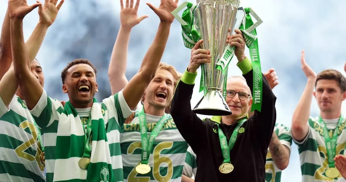 Joueurs de Celtic célébrant avec le trophée
