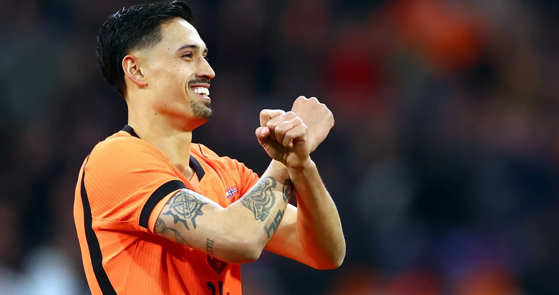 Joueur célébrant après un match, portant un maillot orange