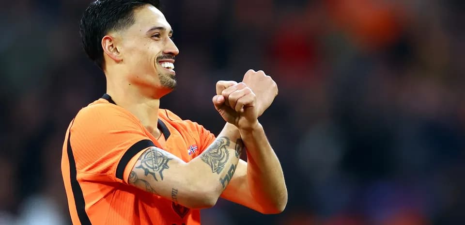 Joueur célébrant après un match, portant un maillot orange