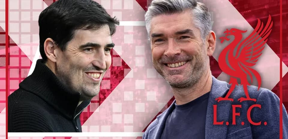 Deux entraîneurs souriant avec logo Liverpool en arrière-plan