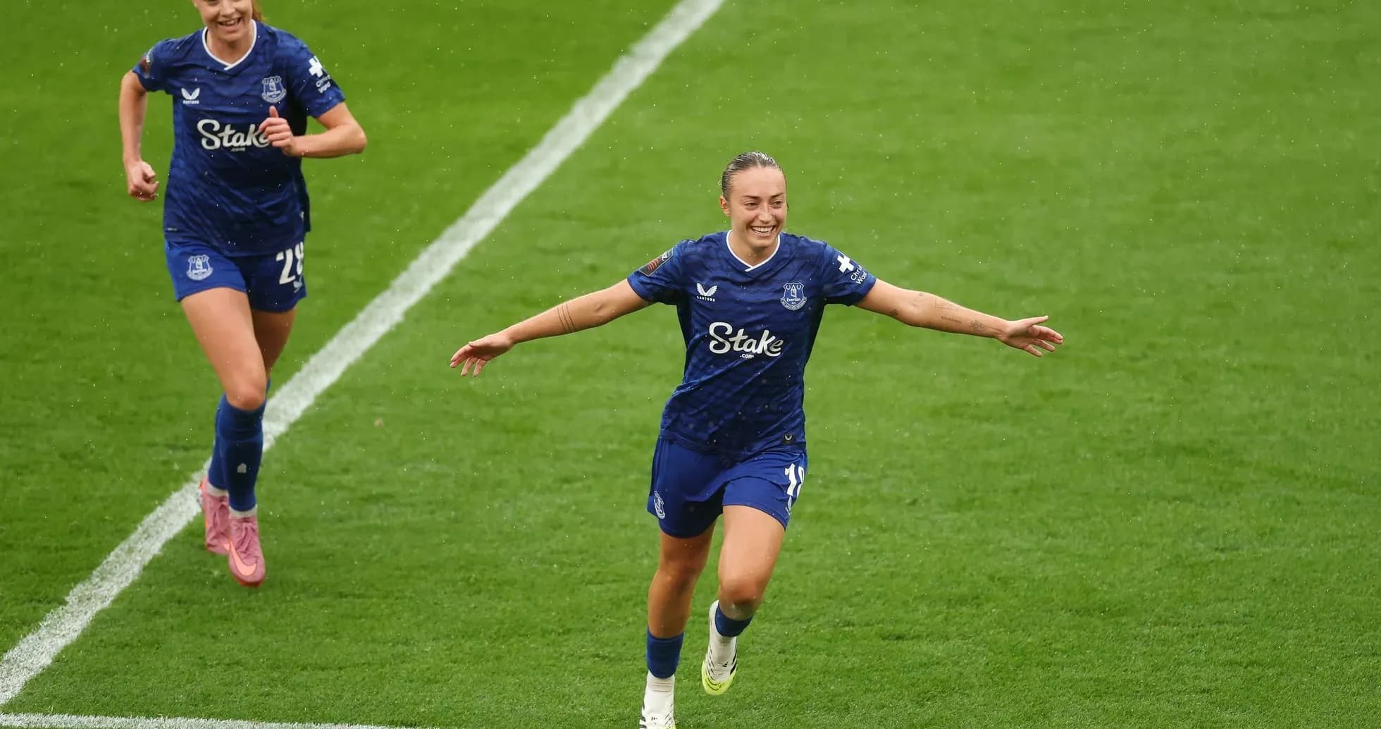 Joueuse d'Everton célébrant un but
