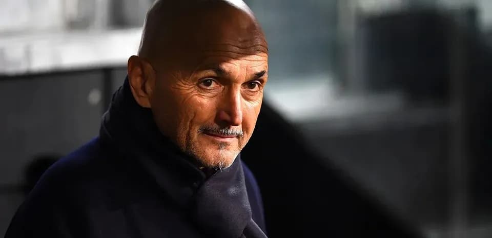 Entraîneur observant le match depuis le banc