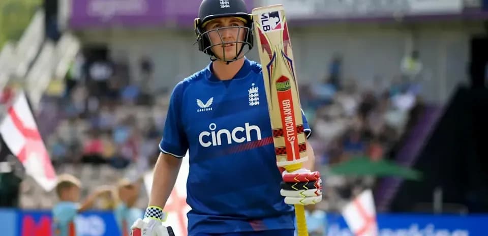 Joueur de cricket anglais marchant avec une batte