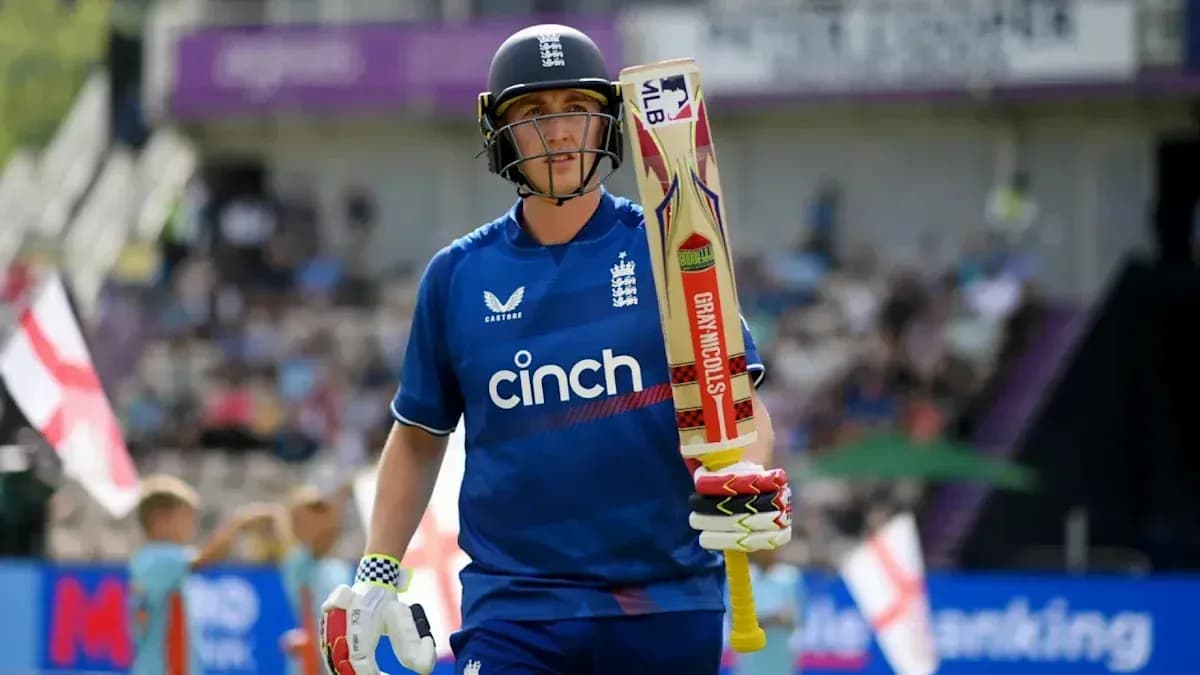 Joueur de cricket anglais marchant avec une batte