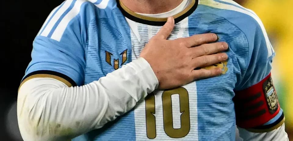 Joueur en maillot argentin chantant l'hymne national