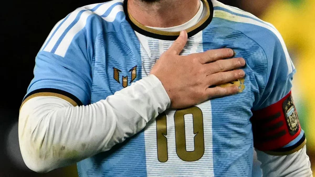 Joueur en maillot argentin chantant l'hymne national