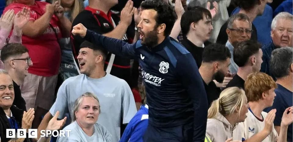 Joueur célébrant avec les supporters dans les tribunes