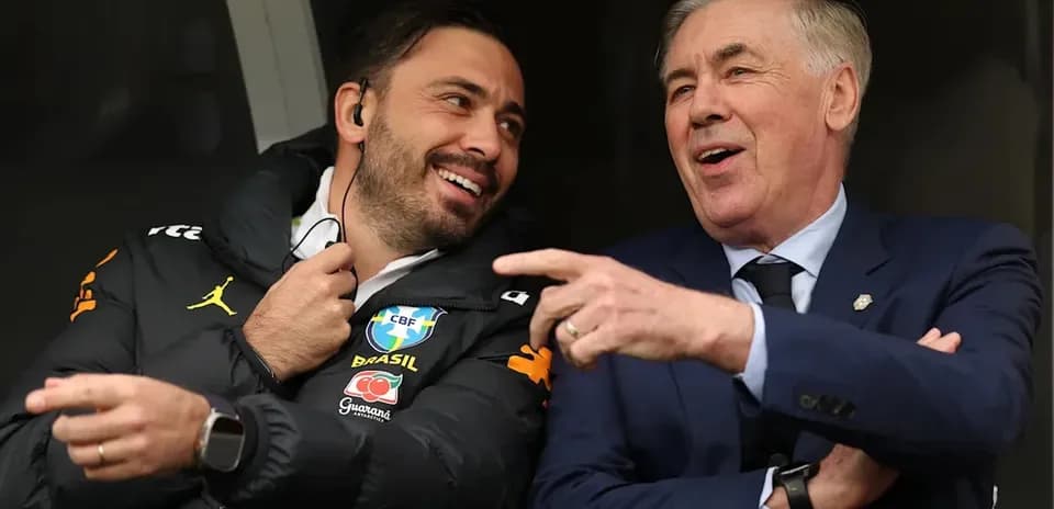 Deux entraîneurs discutant sur le banc de touche