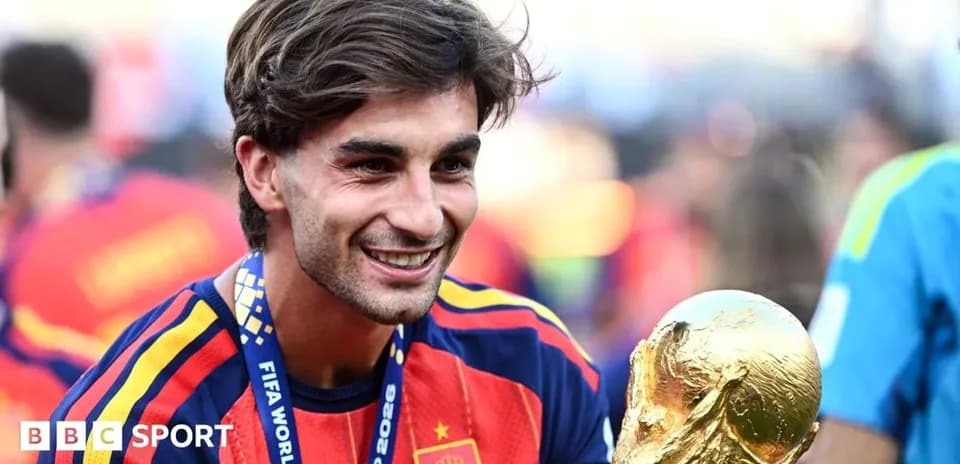 Joueur espagnol tenant le trophée de la Coupe du Monde