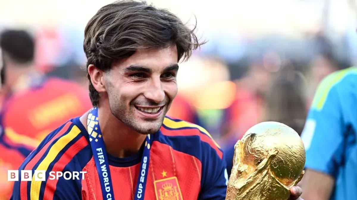 Joueur espagnol tenant le trophée de la Coupe du Monde