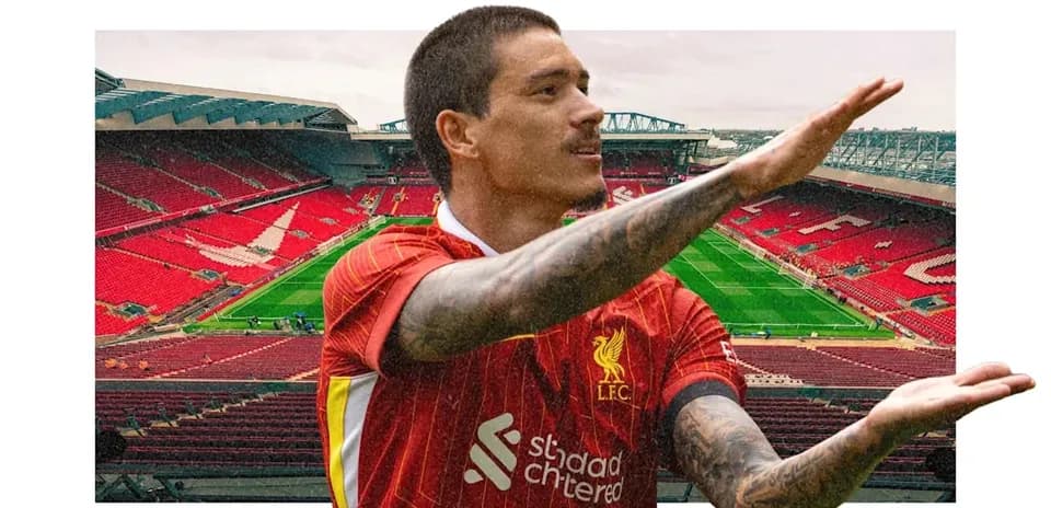 Joueur de Liverpool gesticulant sur le terrain d'Anfield