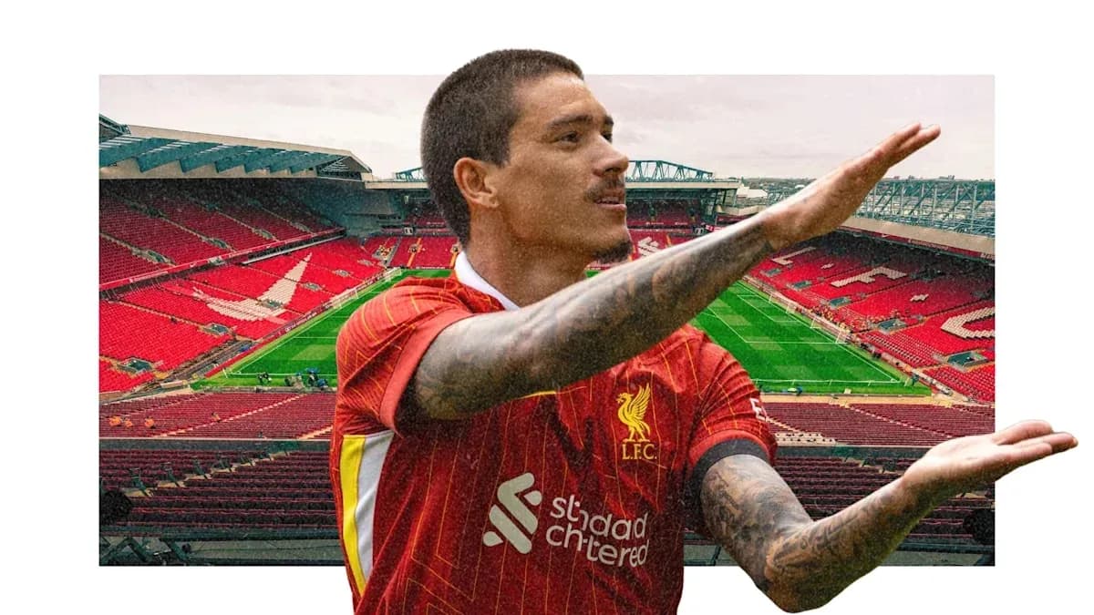 Joueur de Liverpool gesticulant sur le terrain d'Anfield