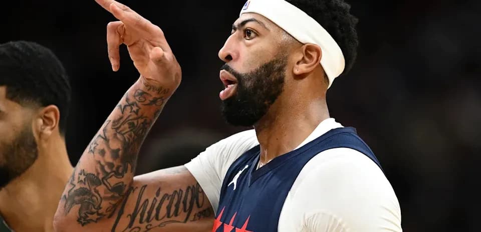 Joueur de basketball gesticulant sur le terrain