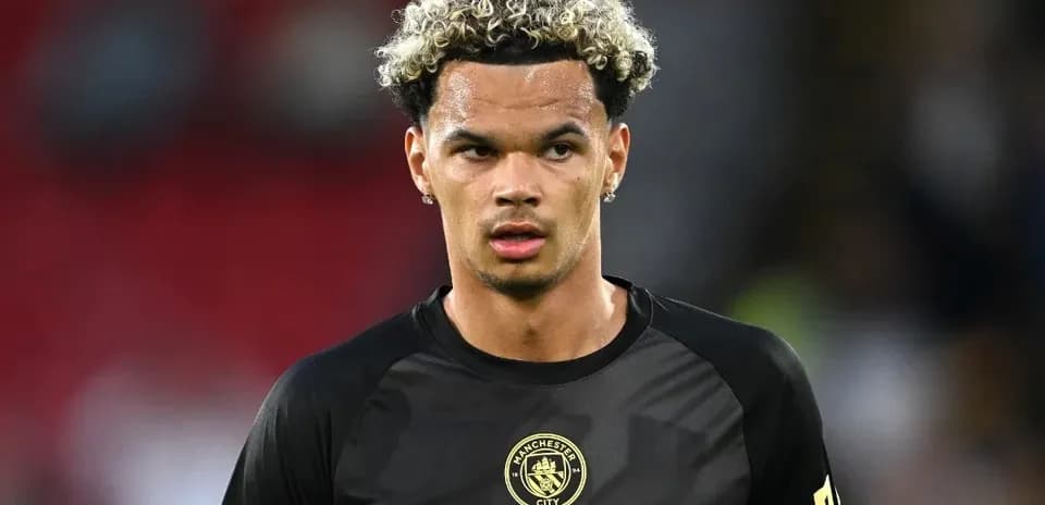 Joueur de Manchester City en tenue d'échauffement