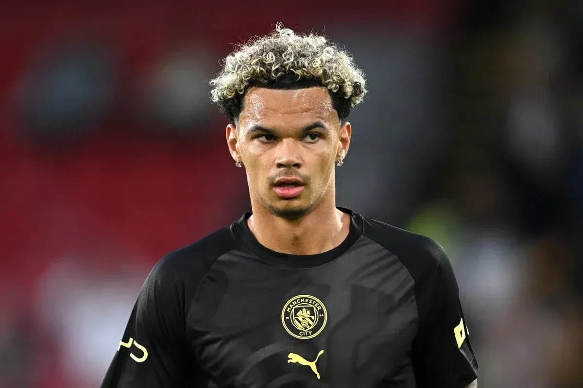 Joueur de Manchester City en tenue d'échauffement