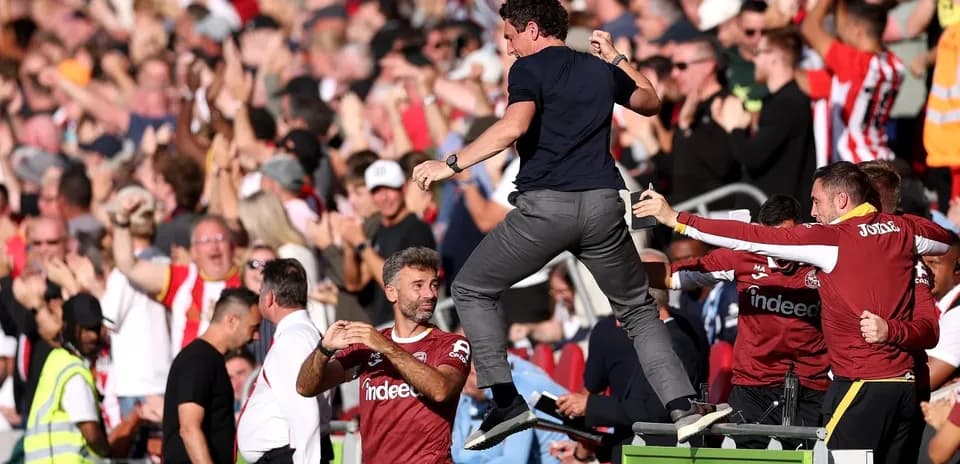 Entraîneur célébrant avec les supporters au stade