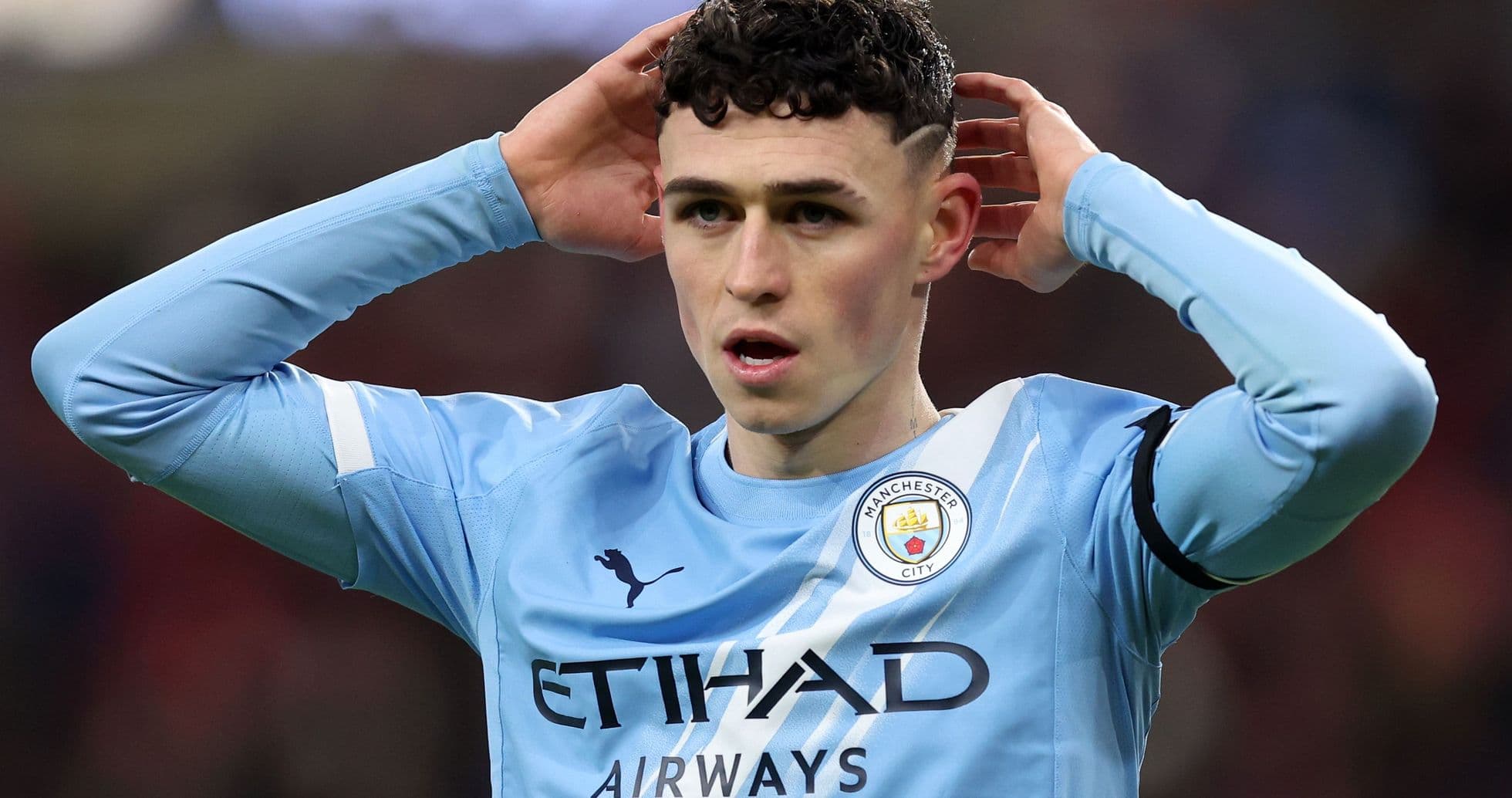 Joueur de Manchester City avec les mains sur la tête