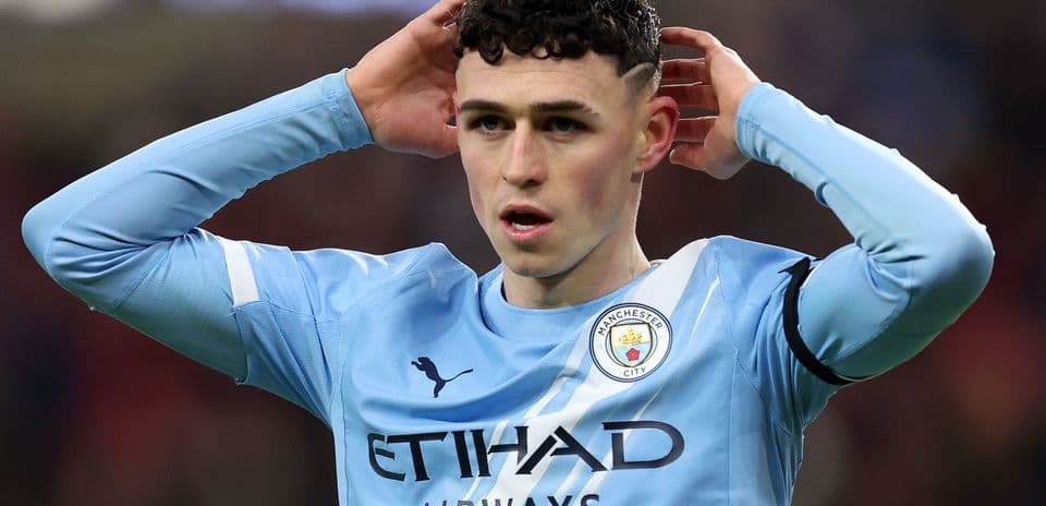 Joueur de Manchester City avec les mains sur la tête