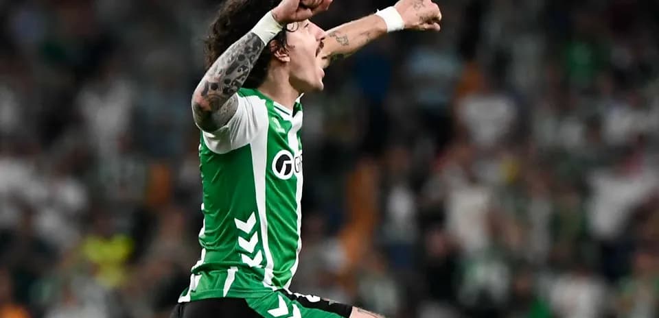 Joueur célébrant un but pour le Real Betis