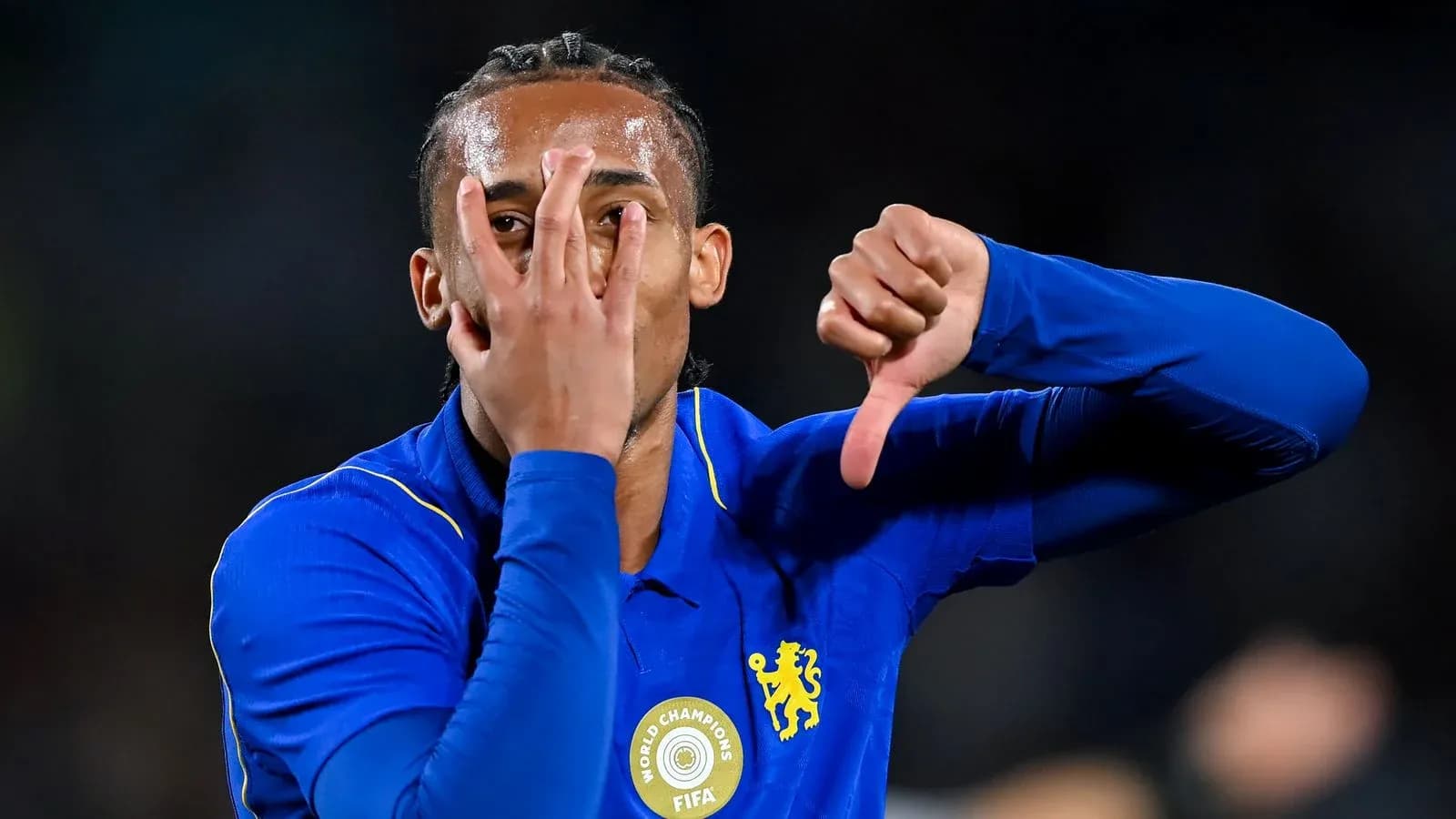 Joueur de Chelsea montrant un geste de célébration